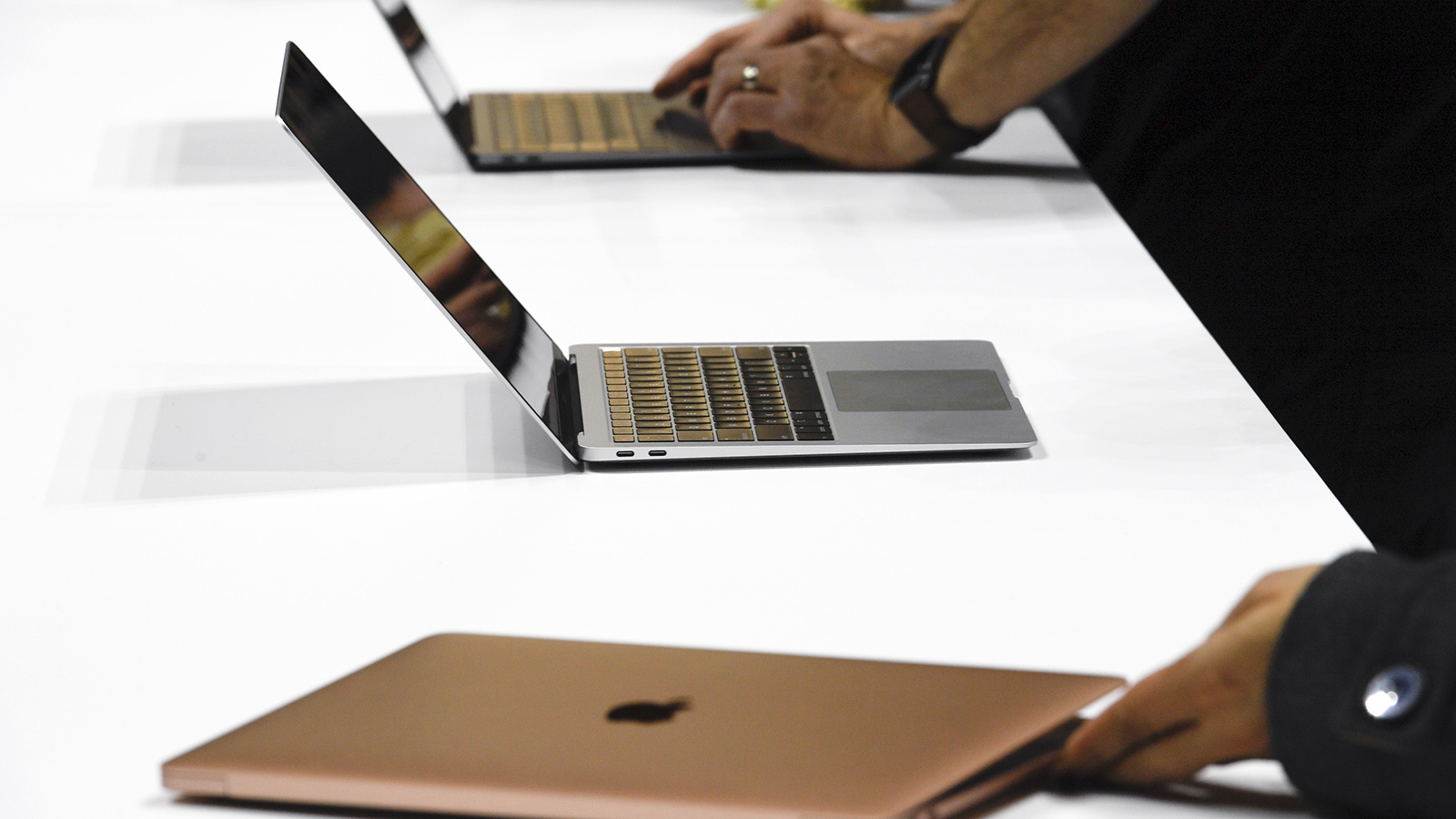 Как обустроить домашний кабинет для работы на MacBook: стол, кресло и эргономика